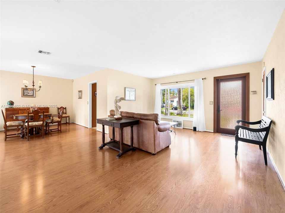 Activo con contrato: $874,900 (3 camas, 2 baños, 1755 Pies cuadrados)