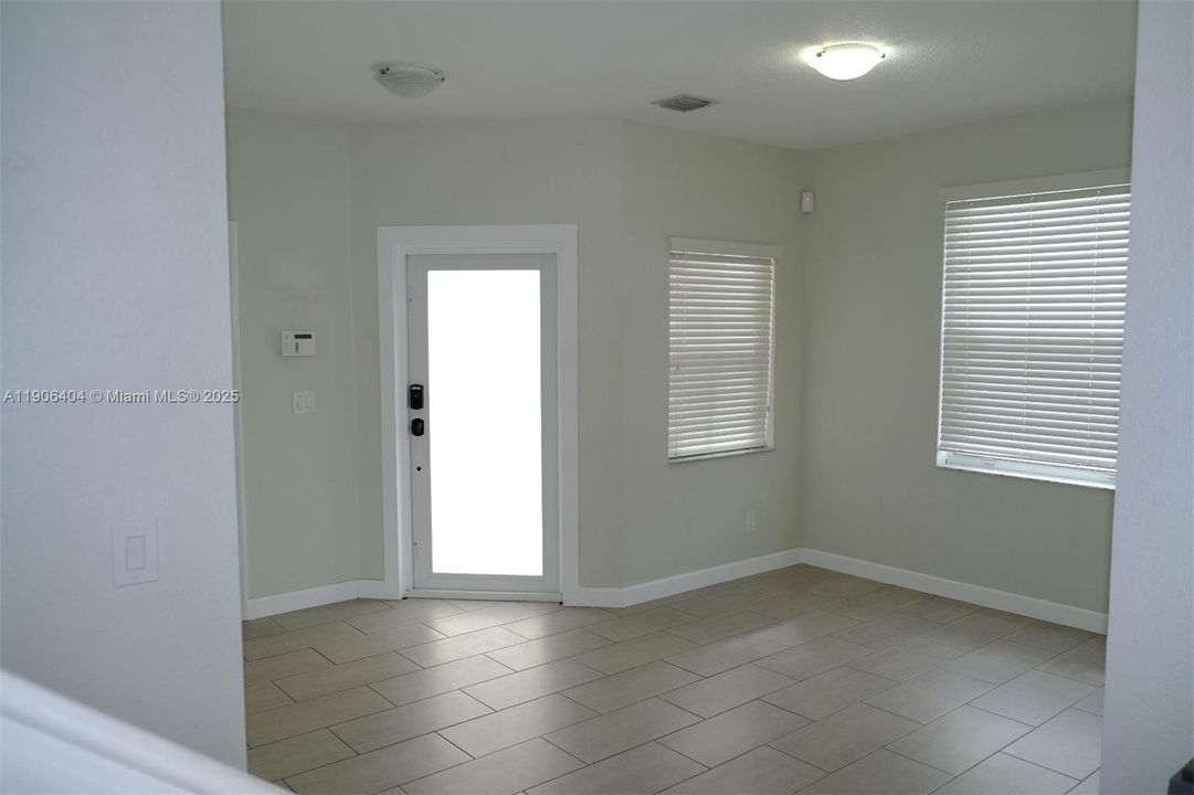 最近租的: $3,500 (3 贝兹, 2 浴室, 1679 平方英尺)