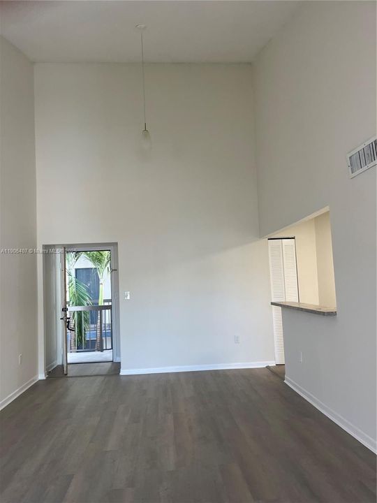 Recently Rented: $2,250 (2 beds, 2 baths, 1000 Square Feet)
