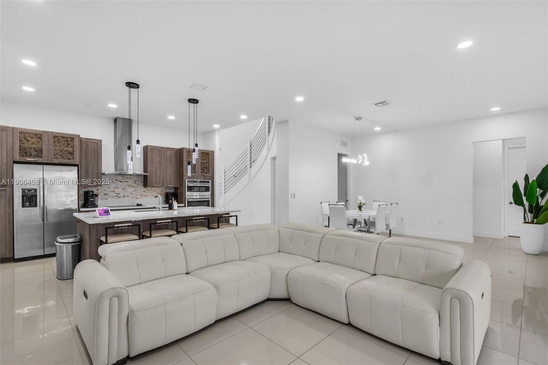 En Renta: $7,400 (4 camas, 3 baños, 2847 Pies cuadrados)