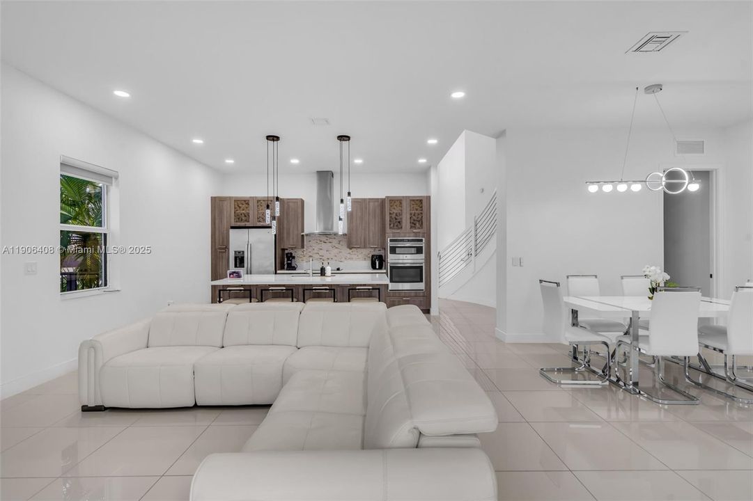 En Renta: $7,400 (4 camas, 3 baños, 2847 Pies cuadrados)