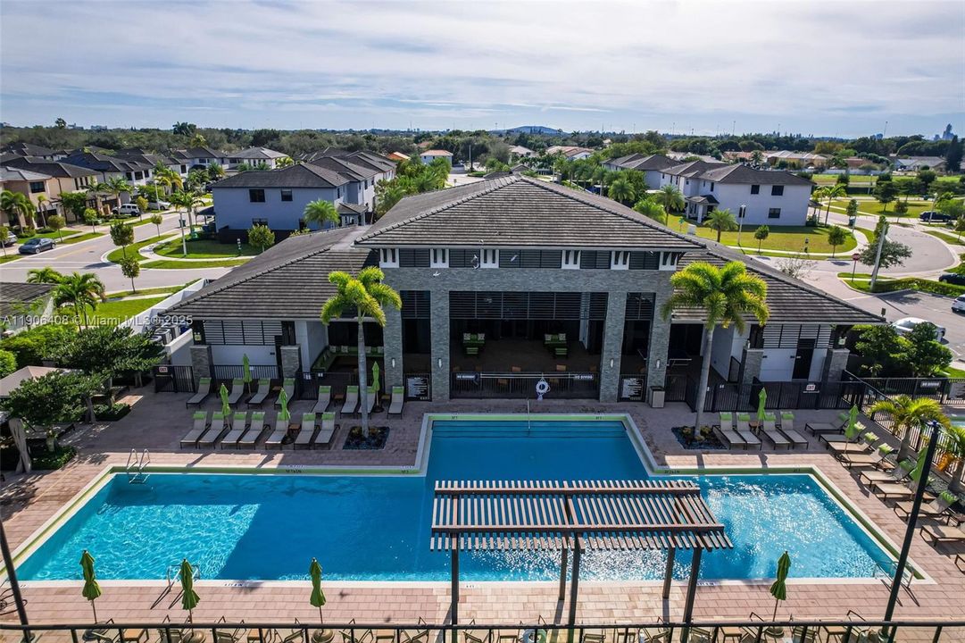 En Renta: $7,400 (4 camas, 3 baños, 2847 Pies cuadrados)