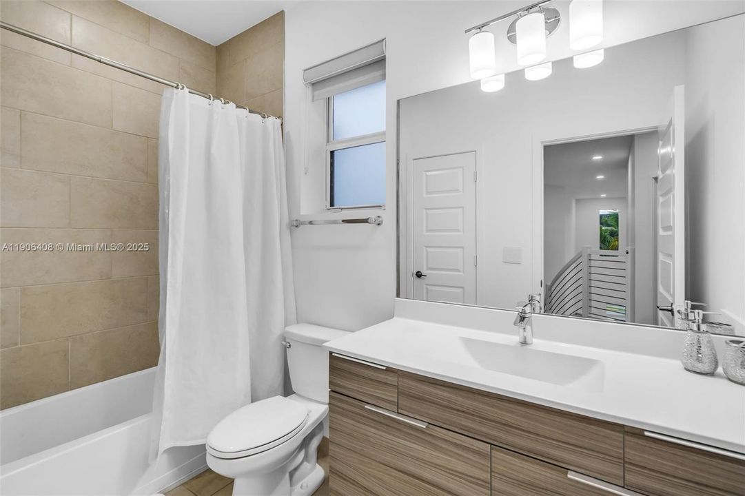 En Renta: $7,400 (4 camas, 3 baños, 2847 Pies cuadrados)