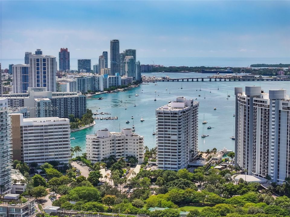 На продажу: $1,395,000 (2 спален, 2 ванн, 1733 Квадратных фут)