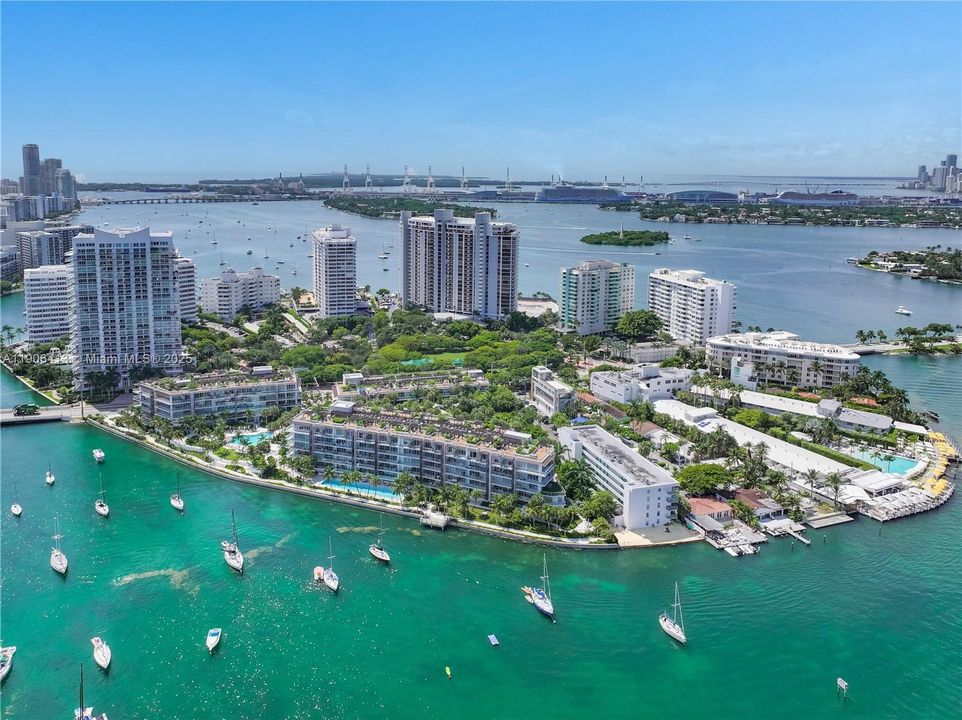 На продажу: $1,395,000 (2 спален, 2 ванн, 1733 Квадратных фут)