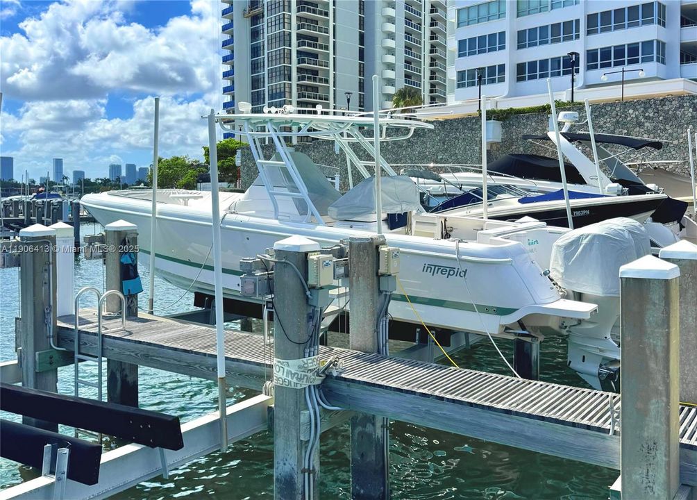 На продажу: $1,395,000 (2 спален, 2 ванн, 1733 Квадратных фут)