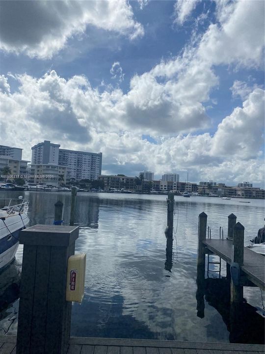 For Rent: $1,950 (1 beds, 1 baths, 590 Square Feet)