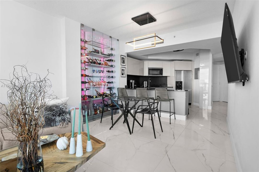 待售: $499,000 (1 贝兹, 1 浴室, 828 平方英尺)