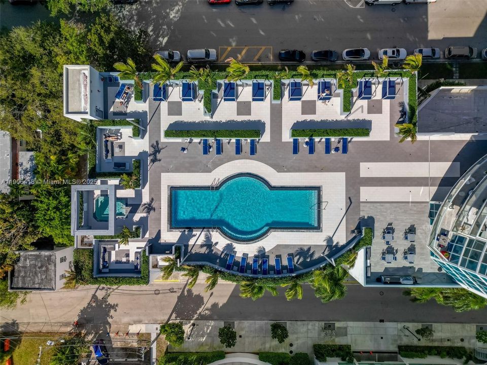 待售: $499,000 (1 贝兹, 1 浴室, 828 平方英尺)