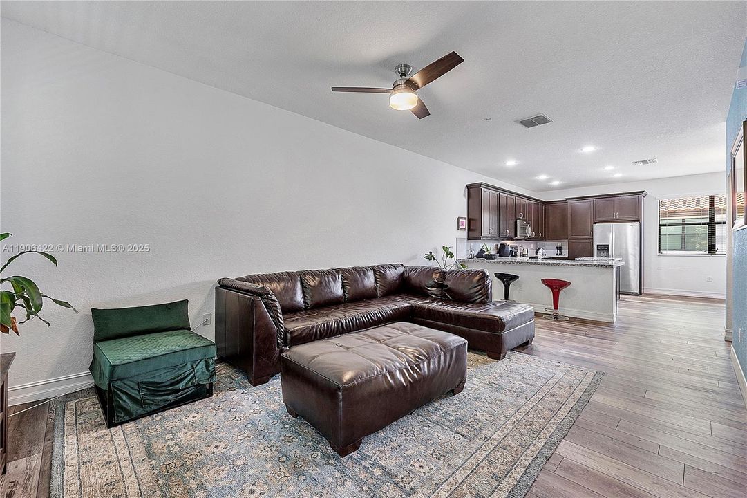 出租: $3,550 (3 贝兹, 3 浴室, 1985 平方英尺)