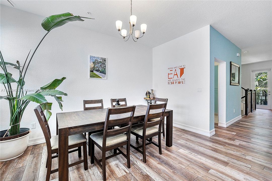 出租: $3,550 (3 贝兹, 3 浴室, 1985 平方英尺)