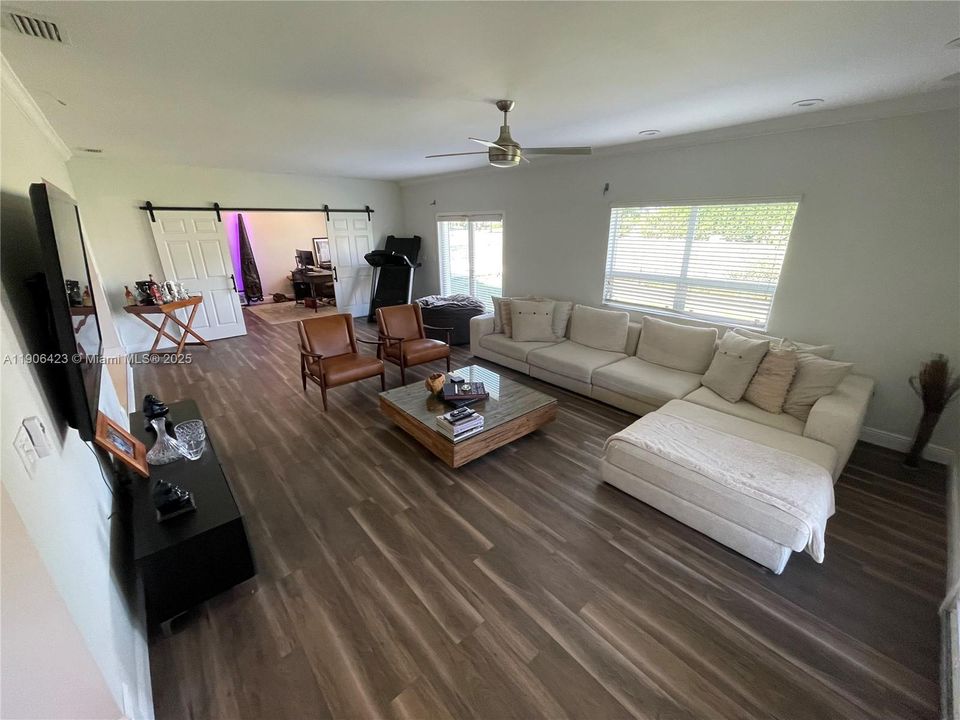 На продажу: $1,599,999 (4 спален, 2 ванн, 2920 Квадратных фут)