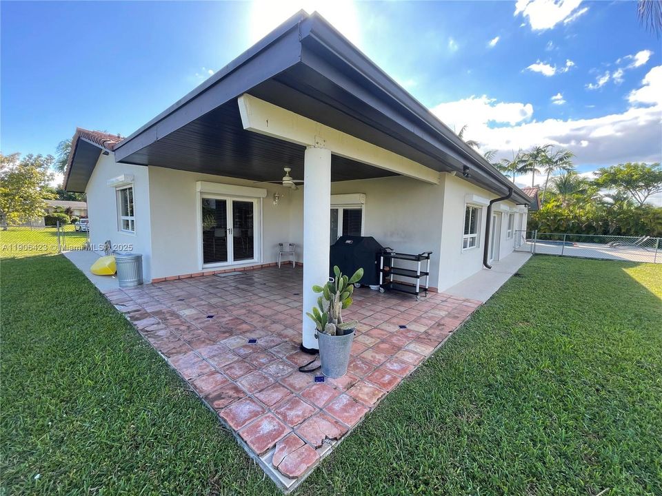 На продажу: $1,599,999 (4 спален, 2 ванн, 2920 Квадратных фут)