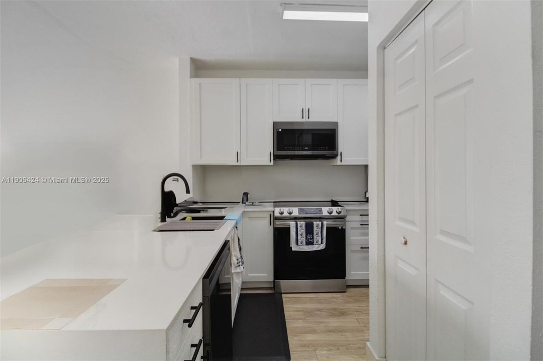 For Sale: $272,000 (3 beds, 2 baths, 1169 Square Feet)