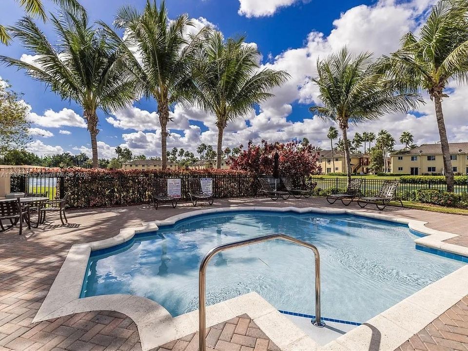 For Sale: $272,000 (3 beds, 2 baths, 1169 Square Feet)