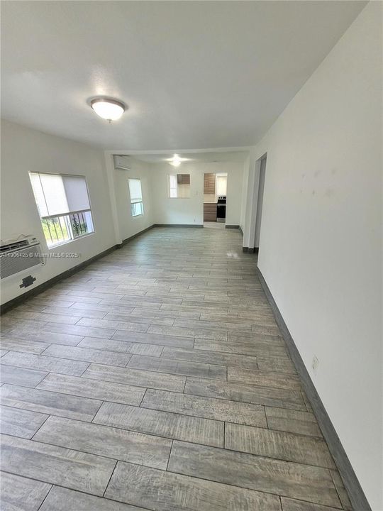 For Rent: $2,700 (3 beds, 1 baths, 938 Square Feet)