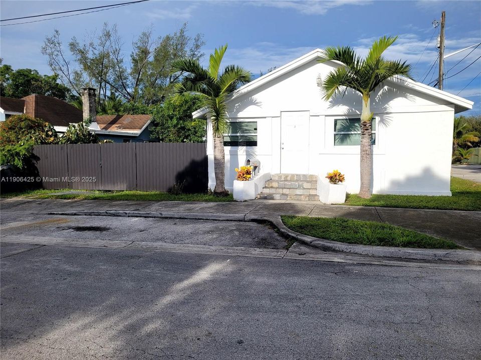 For Rent: $2,700 (3 beds, 1 baths, 938 Square Feet)