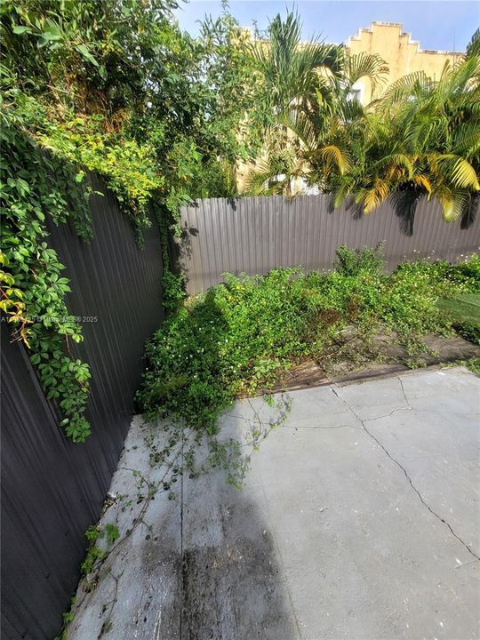 For Rent: $2,700 (3 beds, 1 baths, 938 Square Feet)