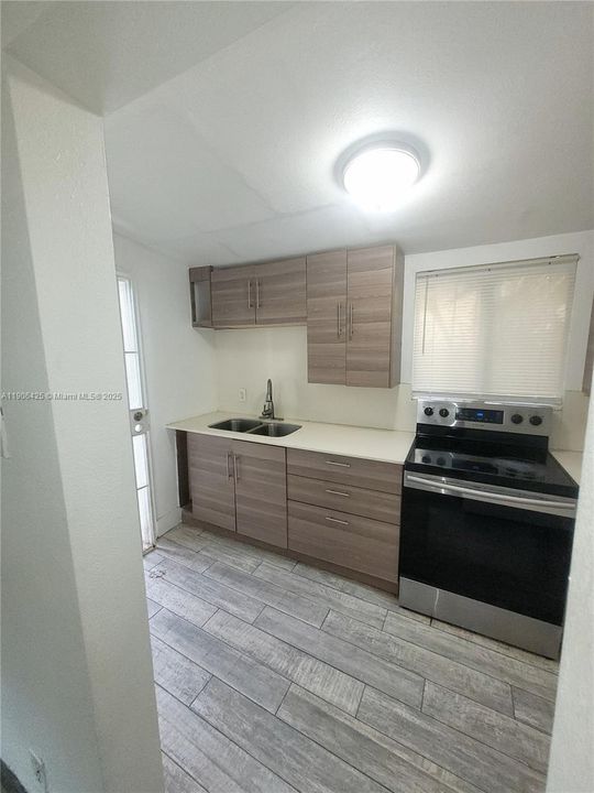 For Rent: $2,700 (3 beds, 1 baths, 938 Square Feet)