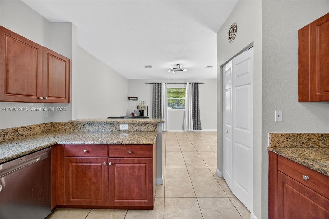 出租: $3,000 (3 贝兹, 2 浴室, 2450 平方英尺)