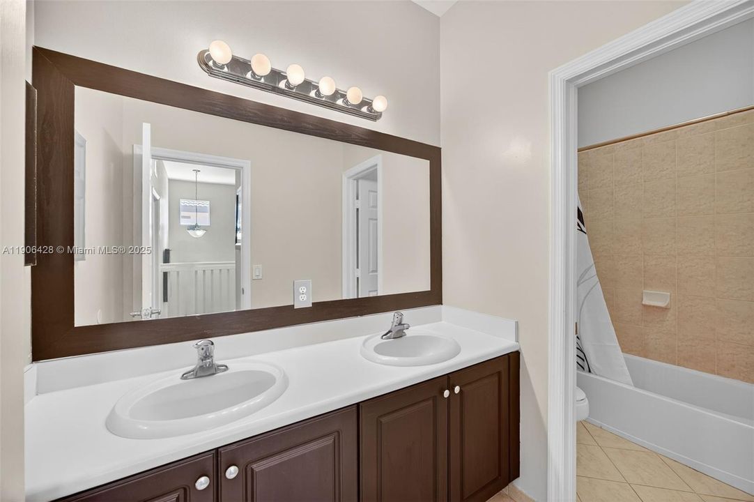 出租: $3,000 (3 贝兹, 2 浴室, 2450 平方英尺)