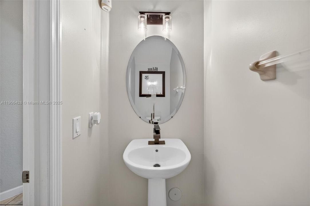 出租: $3,000 (3 贝兹, 2 浴室, 2450 平方英尺)