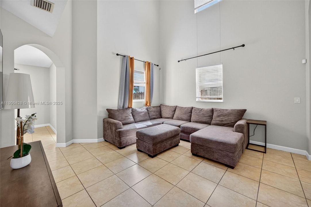 出租: $3,000 (3 贝兹, 2 浴室, 2450 平方英尺)