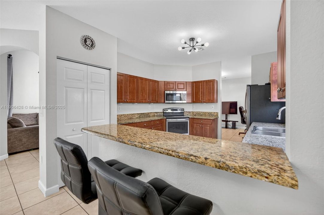 出租: $3,000 (3 贝兹, 2 浴室, 2450 平方英尺)