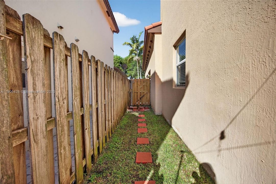 出租: $3,000 (3 贝兹, 2 浴室, 2450 平方英尺)