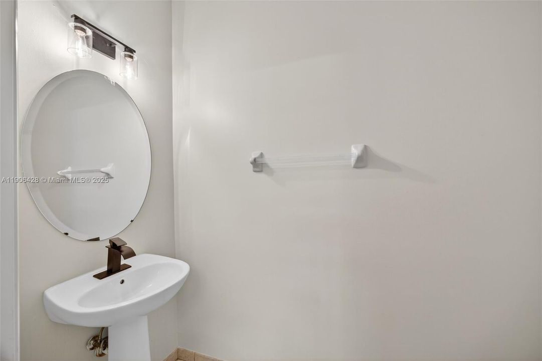 出租: $3,000 (3 贝兹, 2 浴室, 2450 平方英尺)