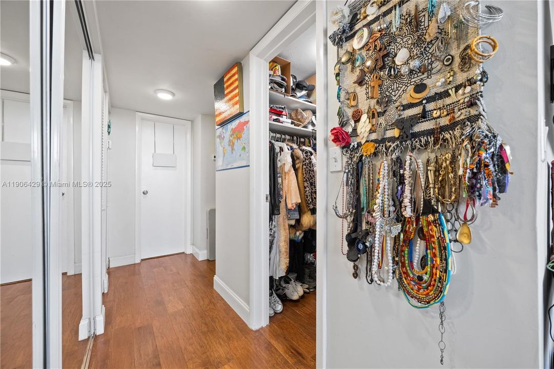 待售: $210,000 (1 贝兹, 1 浴室, 900 平方英尺)