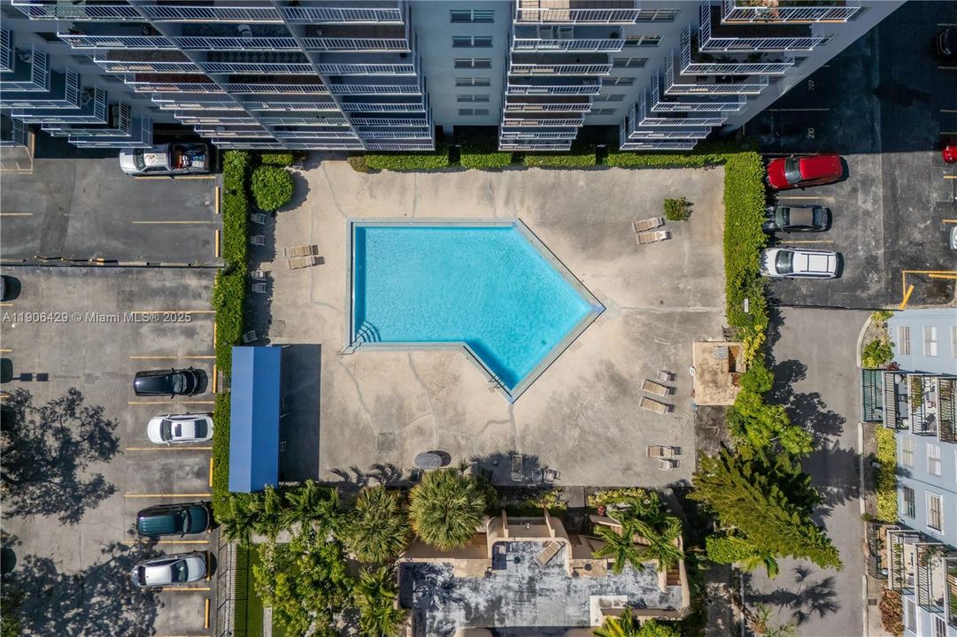 待售: $210,000 (1 贝兹, 1 浴室, 900 平方英尺)