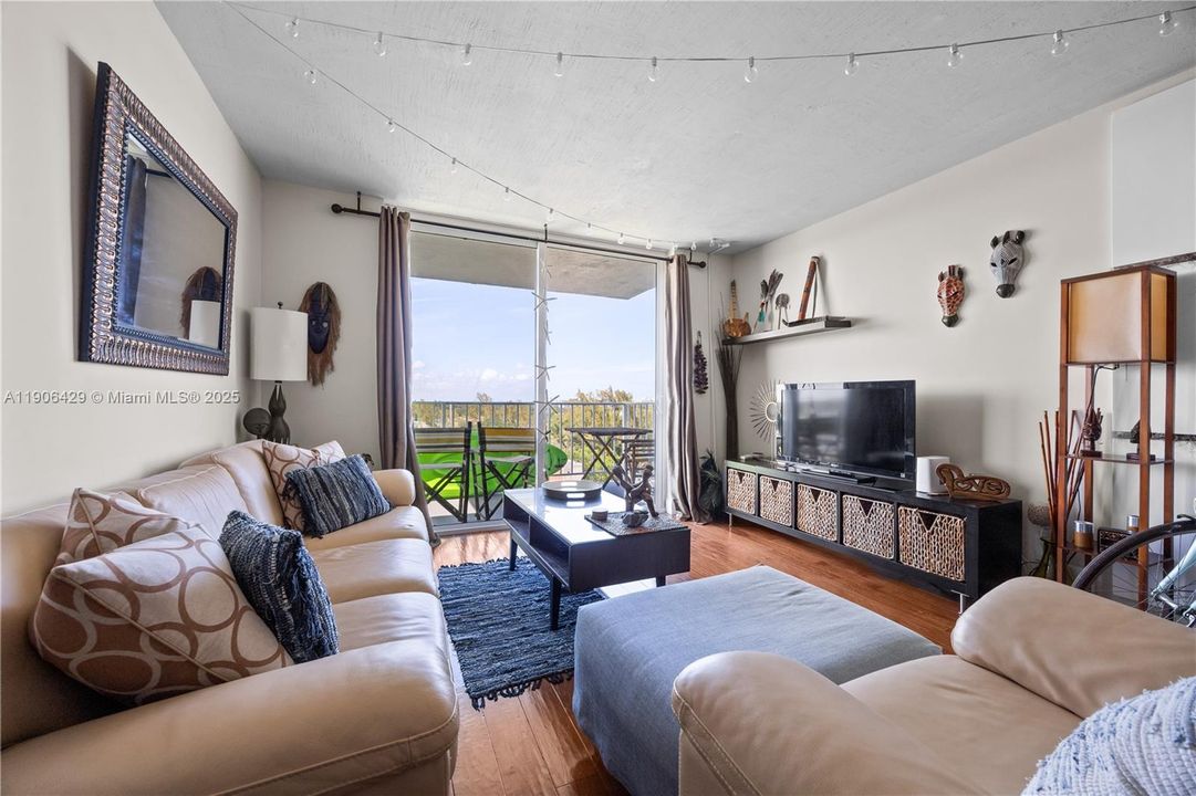 待售: $210,000 (1 贝兹, 1 浴室, 900 平方英尺)