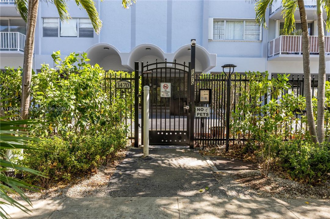 待售: $210,000 (1 贝兹, 1 浴室, 900 平方英尺)