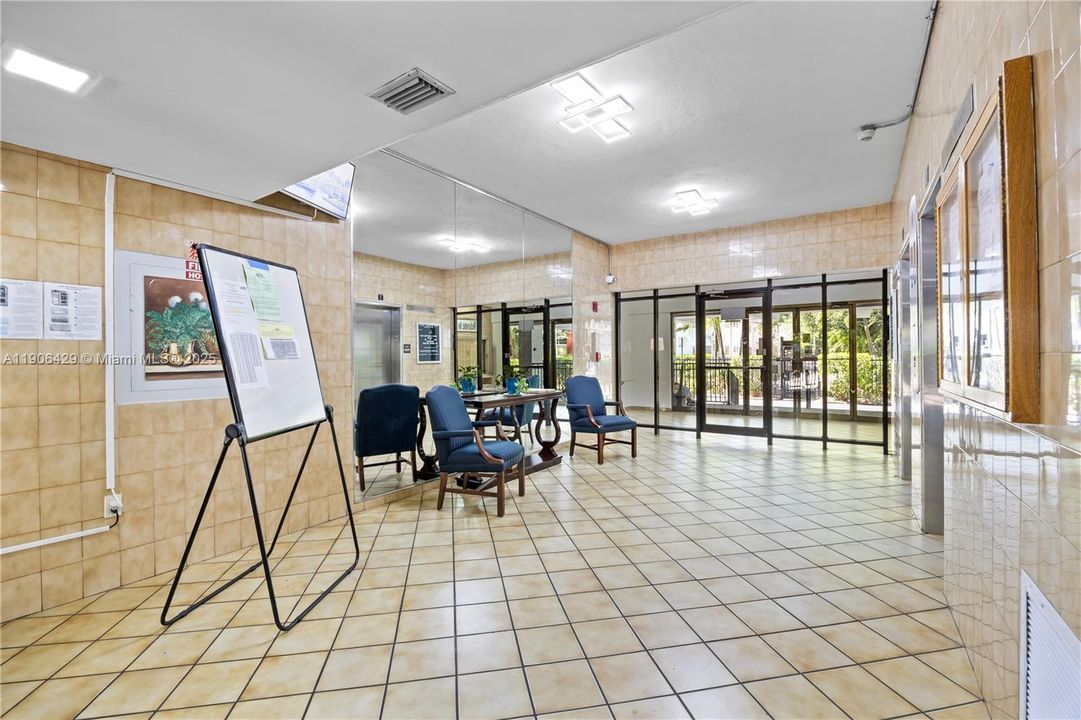 待售: $210,000 (1 贝兹, 1 浴室, 900 平方英尺)