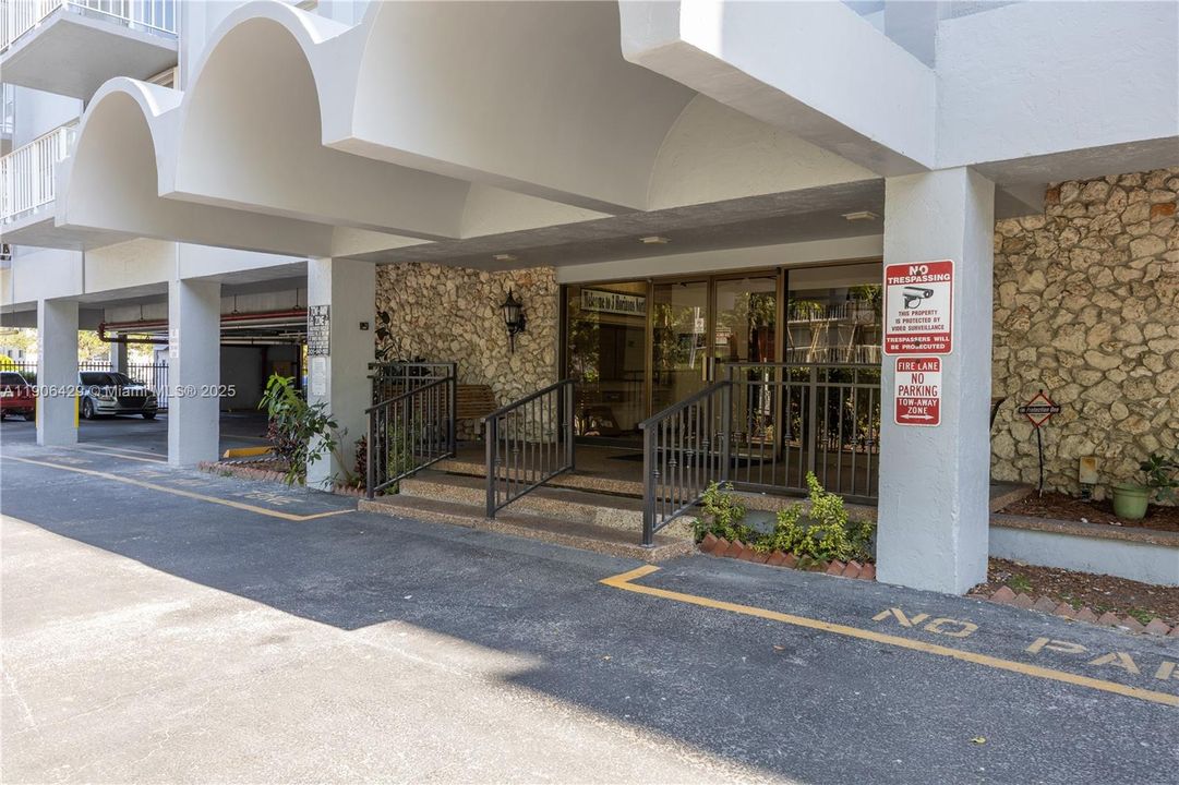 待售: $210,000 (1 贝兹, 1 浴室, 900 平方英尺)