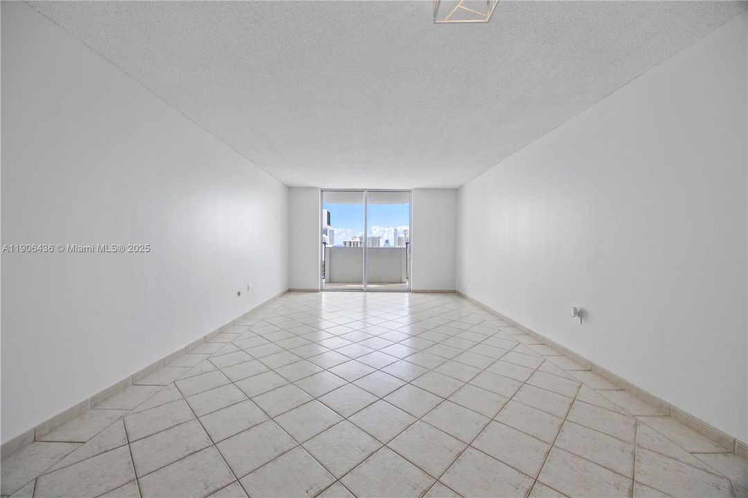 待售: $195,000 (1 贝兹, 1 浴室, 766 平方英尺)