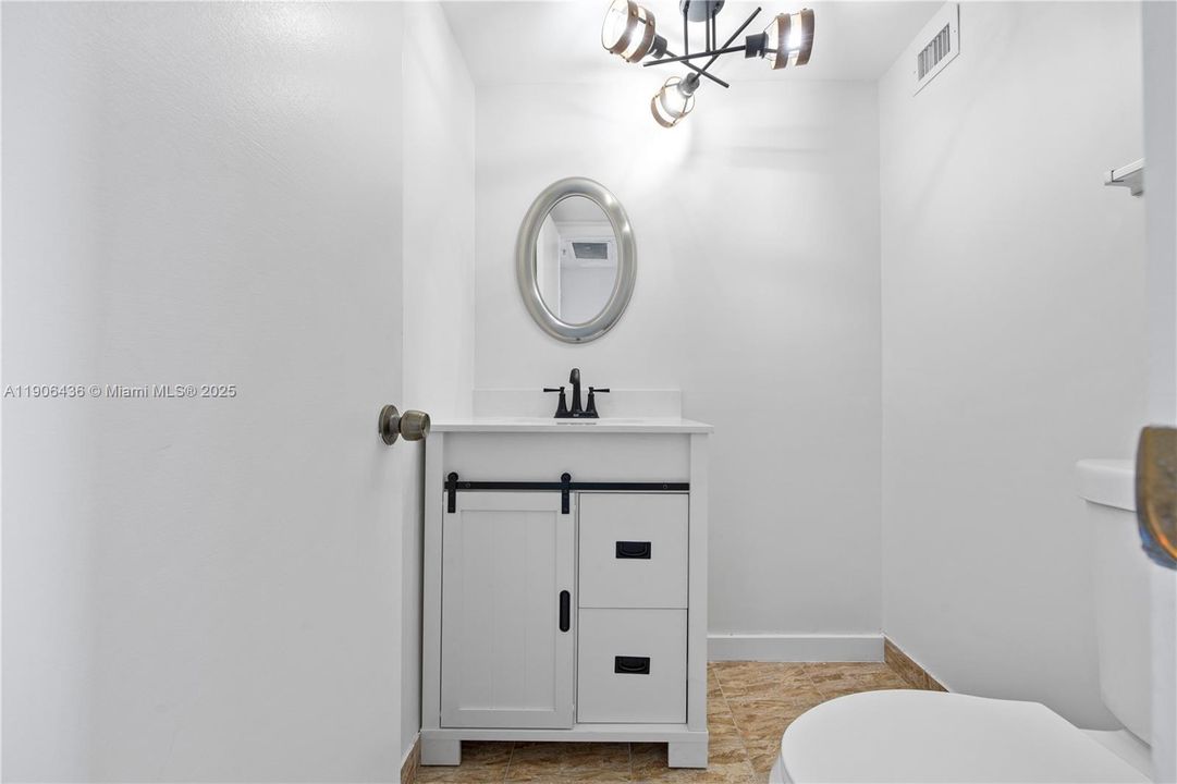 待售: $195,000 (1 贝兹, 1 浴室, 766 平方英尺)