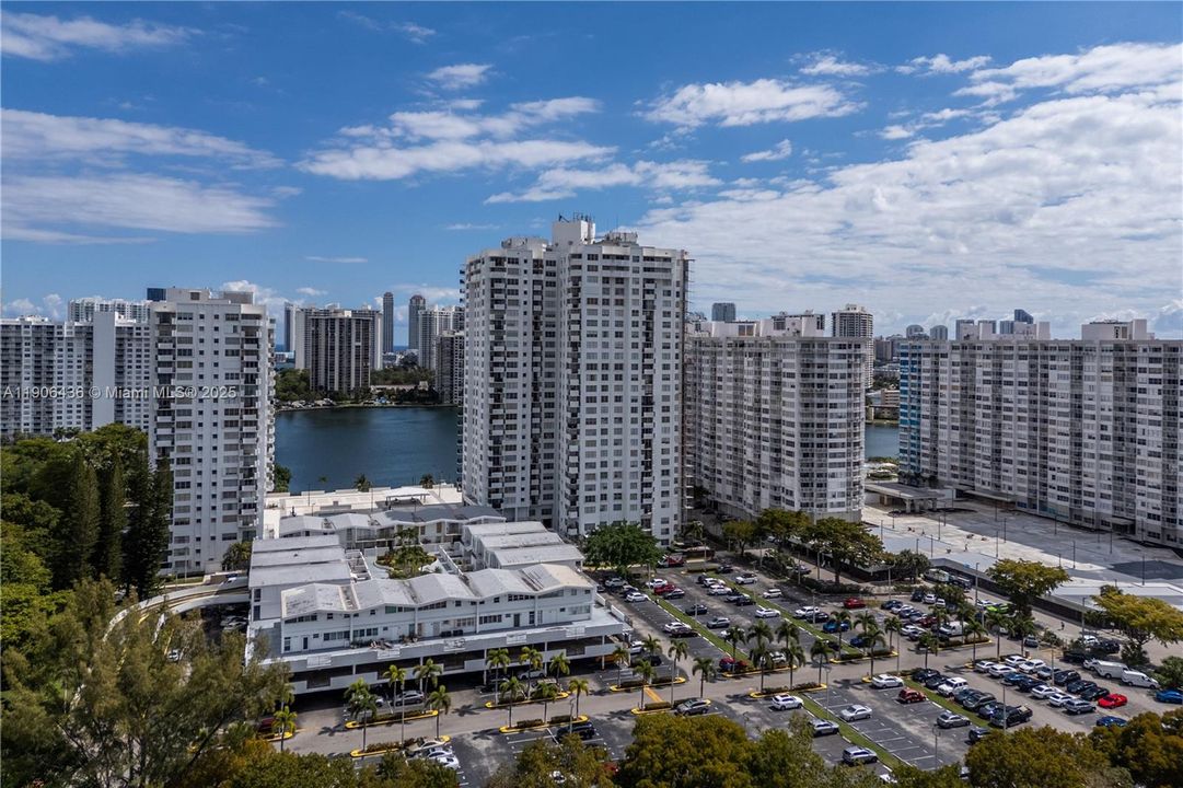 待售: $195,000 (1 贝兹, 1 浴室, 766 平方英尺)