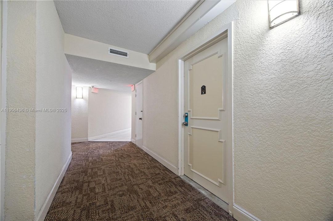 待售: $195,000 (1 贝兹, 1 浴室, 766 平方英尺)