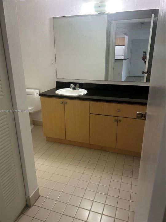 For Sale: $227,000 (1 beds, 1 baths, 679 Square Feet)