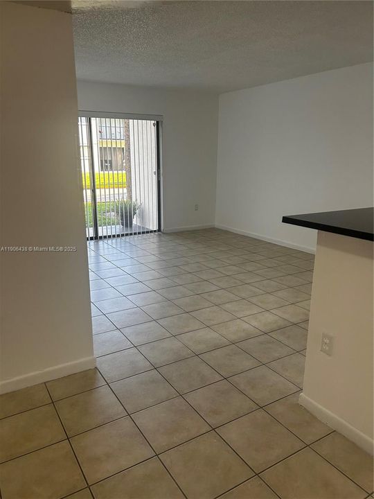 For Sale: $227,000 (1 beds, 1 baths, 679 Square Feet)