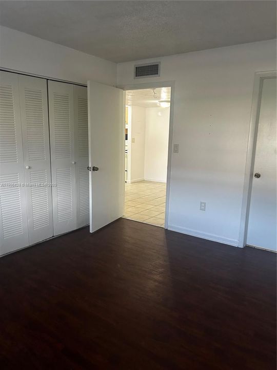For Sale: $227,000 (1 beds, 1 baths, 679 Square Feet)