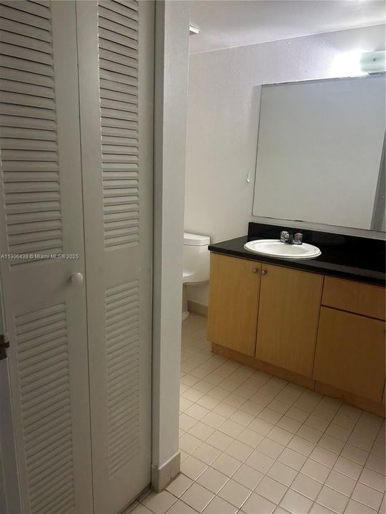 For Sale: $227,000 (1 beds, 1 baths, 679 Square Feet)