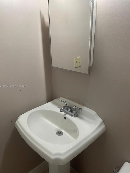 For Rent: $1,550 (1 beds, 1 baths, 1908 Square Feet)