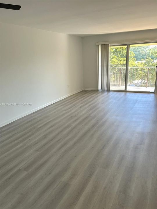 For Sale: $165,000 (2 beds, 1 baths, 860 Square Feet)