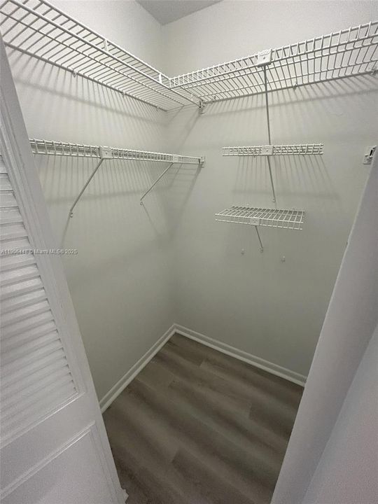 For Sale: $165,000 (2 beds, 1 baths, 860 Square Feet)