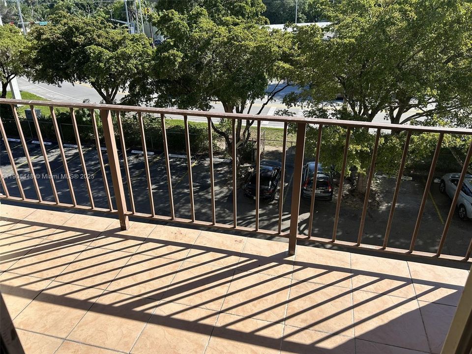 For Sale: $165,000 (2 beds, 1 baths, 860 Square Feet)