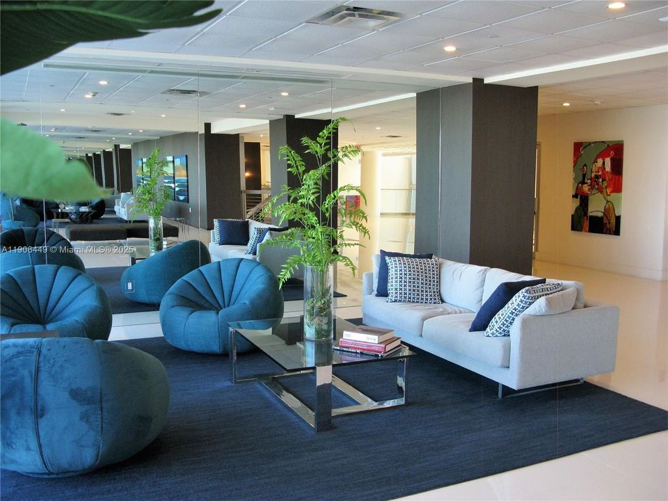 待售: $450,000 (1 贝兹, 2 浴室, 824 平方英尺)