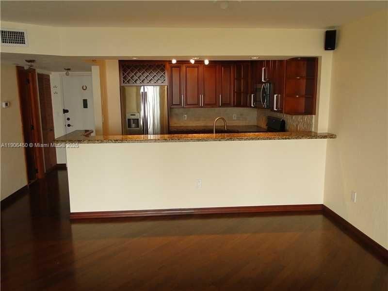 For Rent: $2,200 (1 beds, 2 baths, 1066 Square Feet)